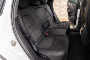 カイエンクーペ GTS Tip-S Rセンターシート 4WD