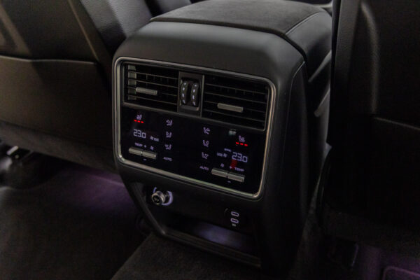 カイエンクーペ GTS Tip-S Rセンターシート 4WD