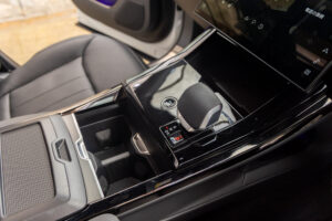 レンジローバースポーツ ダイナミックHSE 3.0L D300 4WD