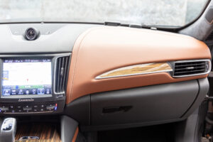 レヴァンテ グランルッソ 4WD 左H