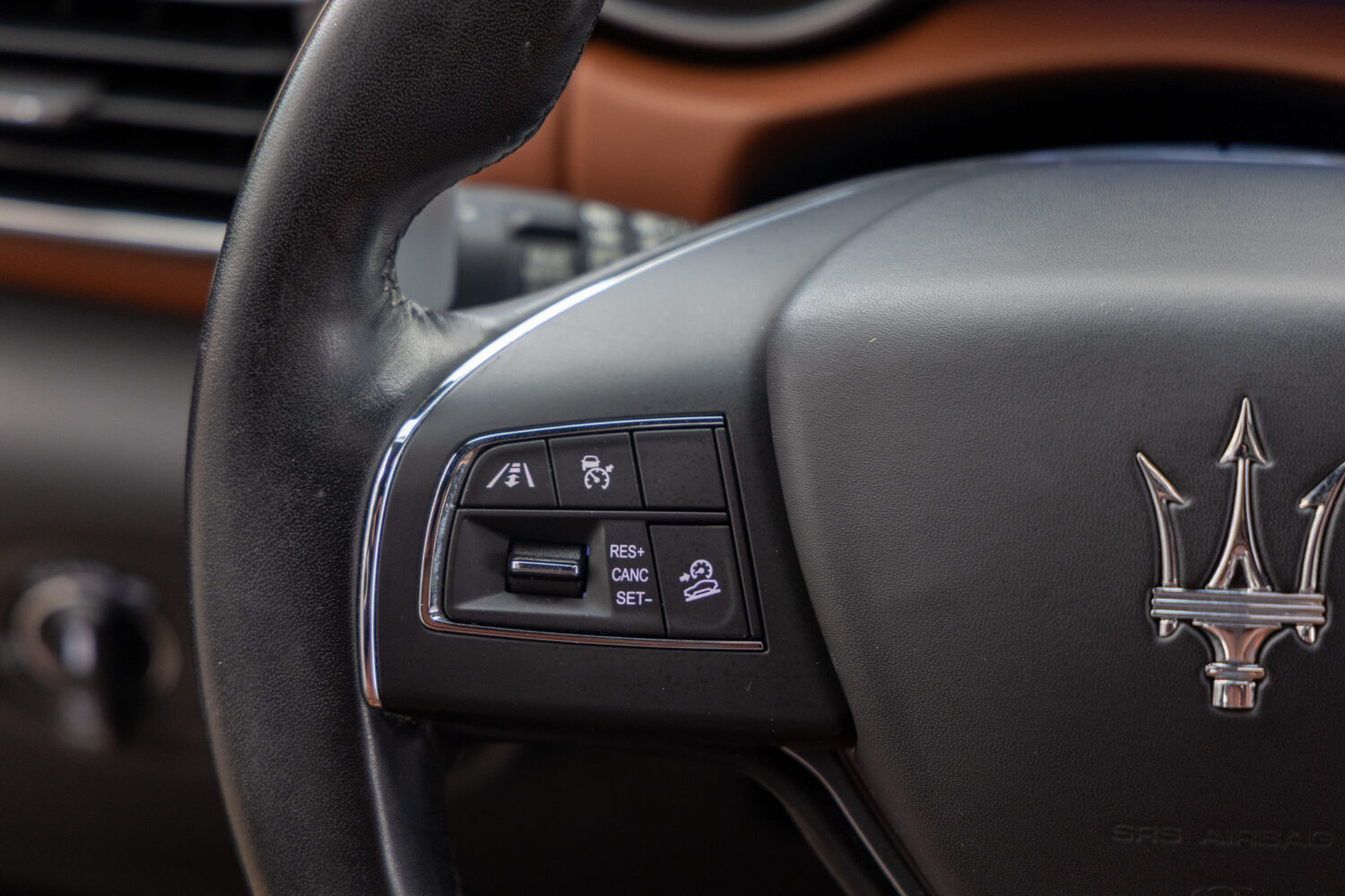 レヴァンテ グランルッソ 4WD 左H