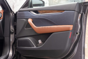 レヴァンテ グランルッソ 4WD 左H