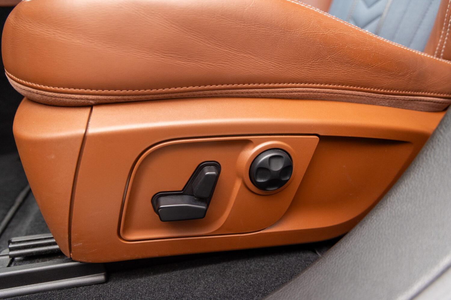 レヴァンテ グランルッソ 4WD 左H