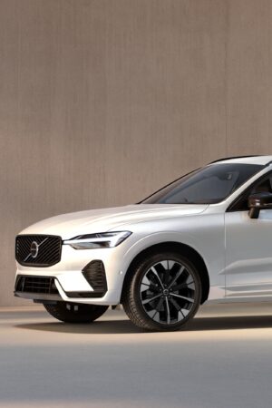 引き締まった精悍でスポーティな存在感　ボルボXC60ダークエディション