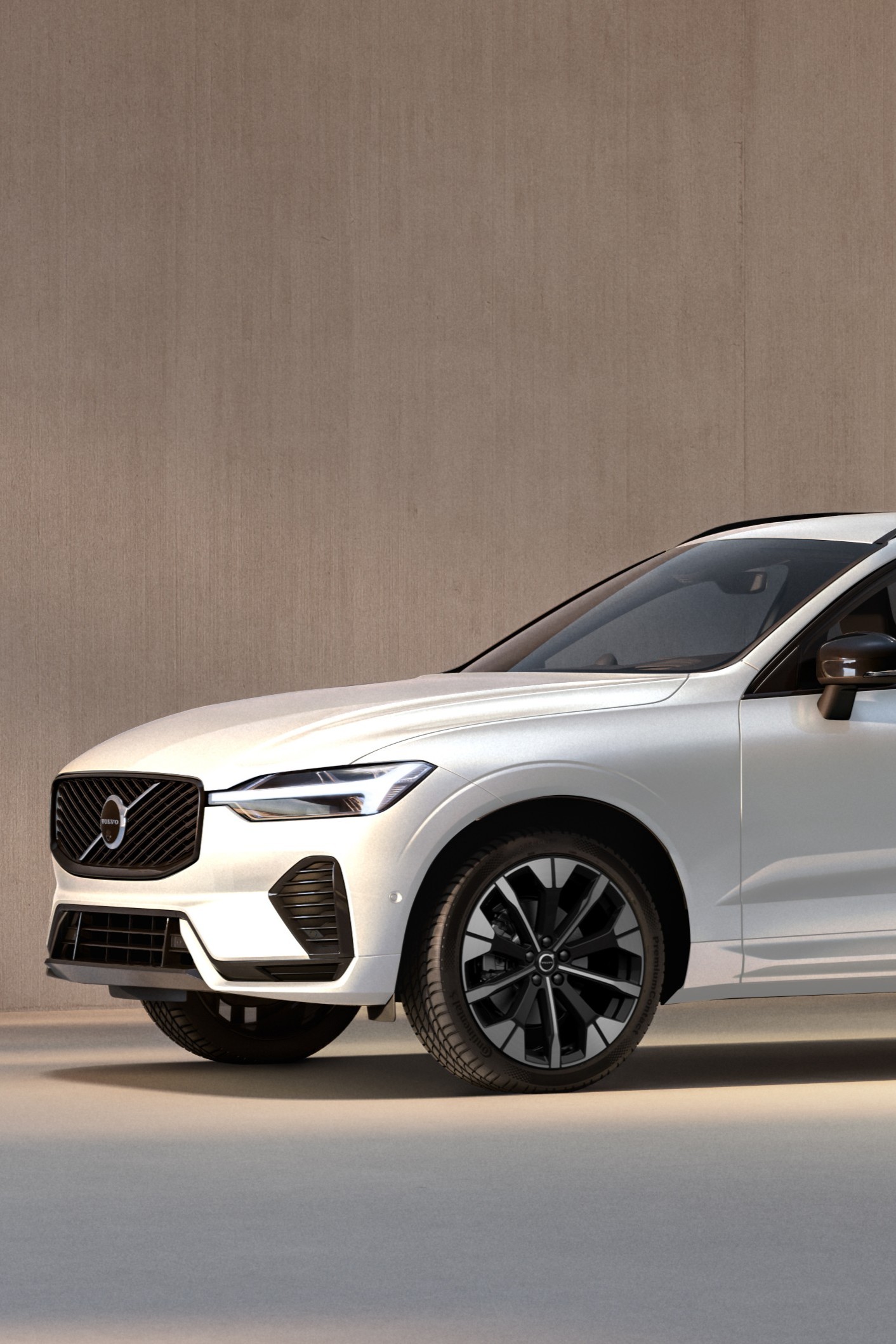 ボルボXC60に設定されたダークエディションは、進化したXC60がダークエクステリアを纏い、より引き締まった精悍でスポーティな存在感の際立つ一台となっている。