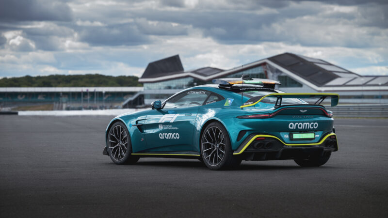 アストン・マーティン・ヴァンテージS　F1グリッド先頭で興奮を更に高める