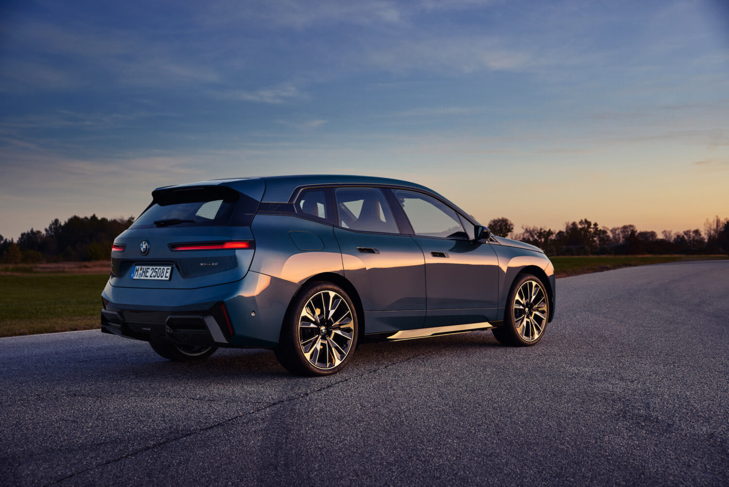 BMW iXに新型登場 内外装デザインをさらに洗練で2グレード展開