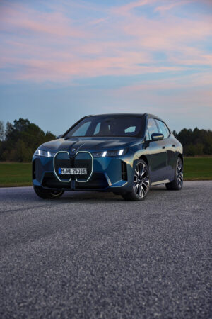 BMW iXに新型登場　内外装デザインをさらに洗練で2グレード展開
