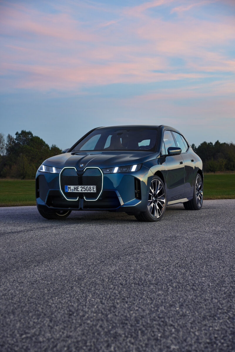 BMW iXに新型登場　内外装デザインをさらに洗練で2グレード展開