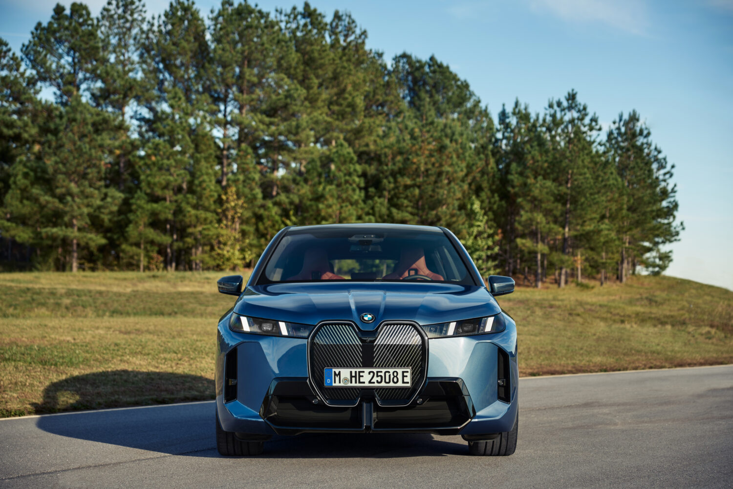 BMW iXに新型登場 内外装デザインをさらに洗練で2グレード展開