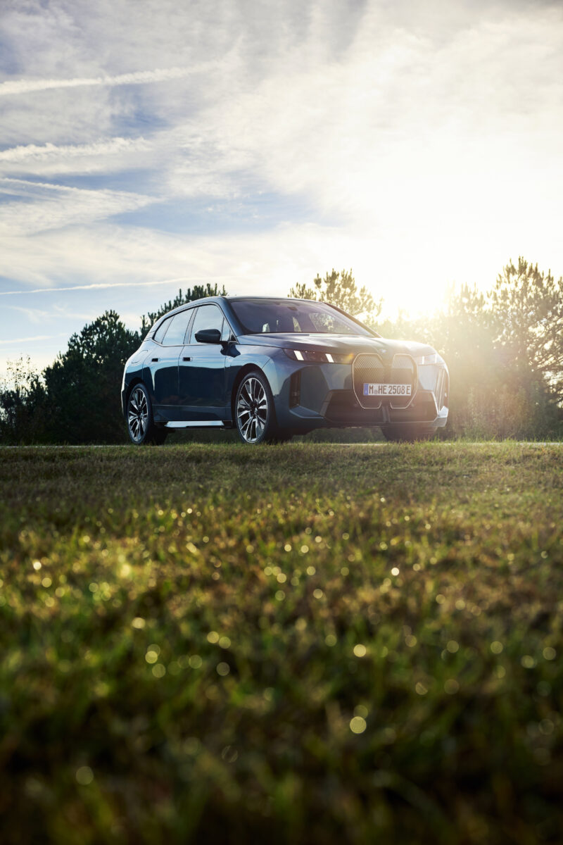 BMW iXに新型登場　内外装デザインをさらに洗練で2グレード展開