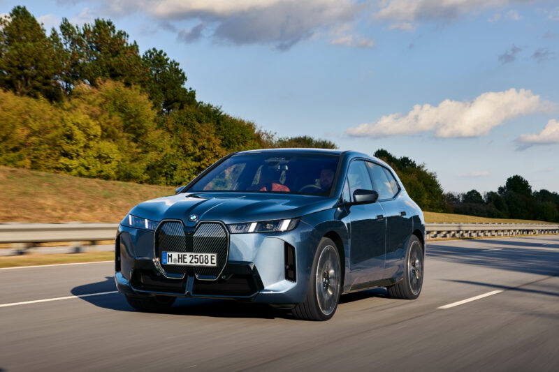 BMW iXに新型登場　内外装デザインをさらに洗練で2グレード展開