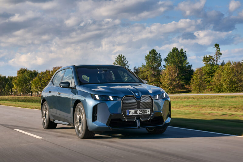 BMW iXに新型登場　内外装デザインをさらに洗練で2グレード展開