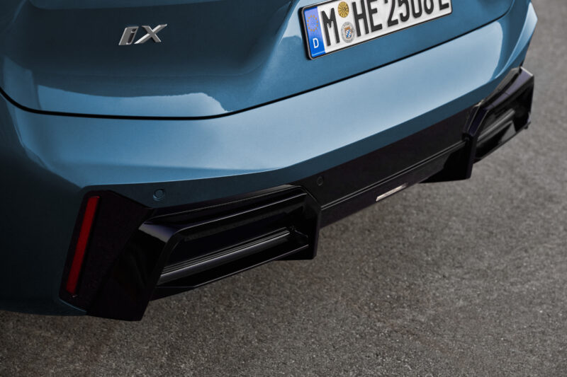 BMW iXに新型登場　内外装デザインをさらに洗練で2グレード展開