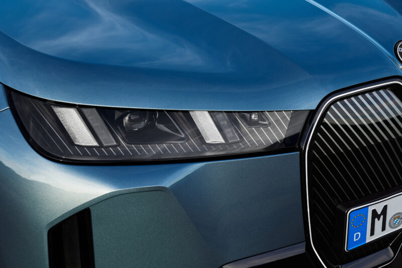 BMW iXに新型登場　内外装デザインをさらに洗練で2グレード展開