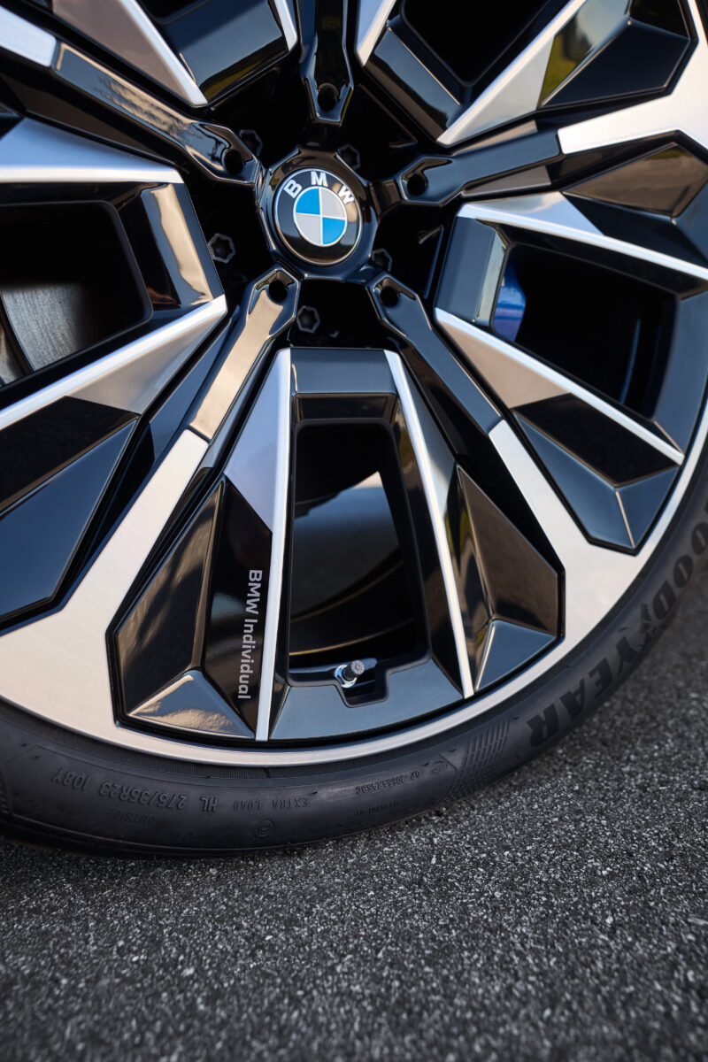 BMW iXに新型登場　内外装デザインをさらに洗練で2グレード展開