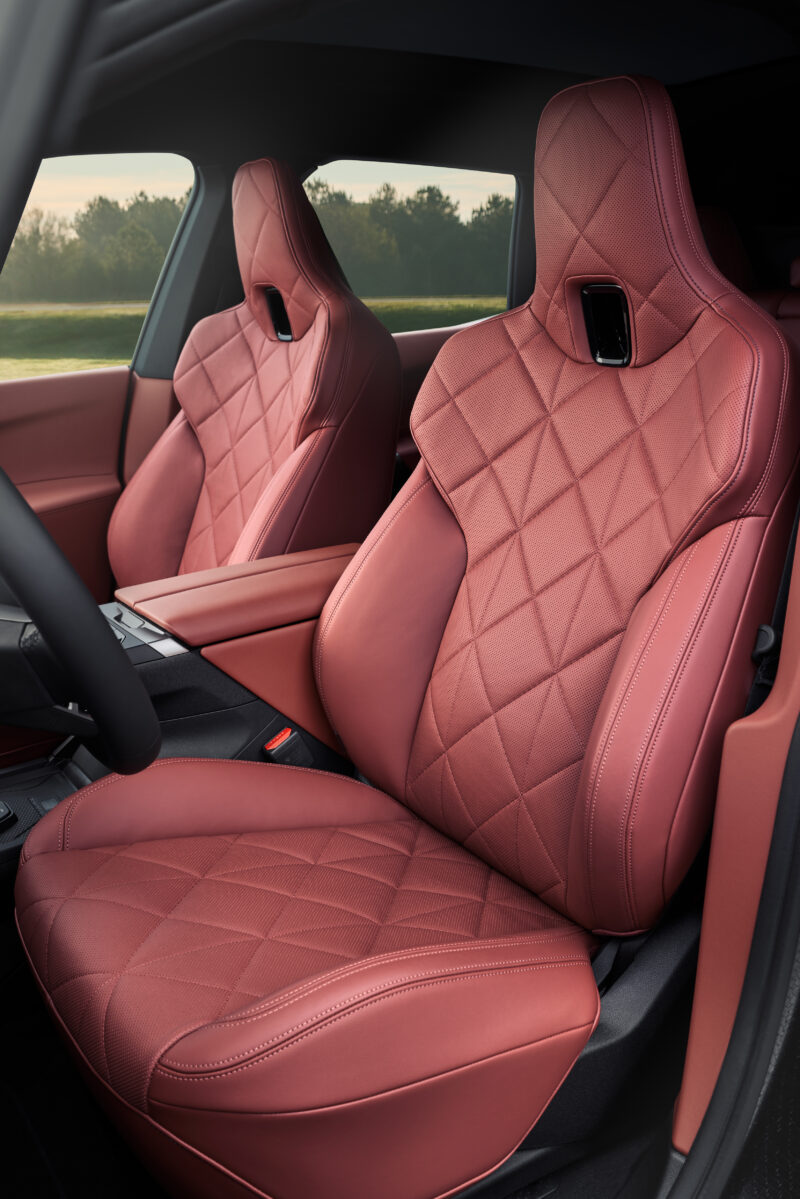 BMW iXに新型登場　内外装デザインをさらに洗練で2グレード展開