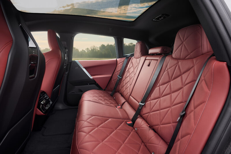 BMW iXに新型登場　内外装デザインをさらに洗練で2グレード展開