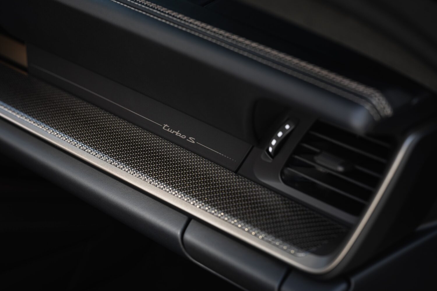 T-ハイブリッド技術を採用　ポルシェ911ターボS　市販された911で最もパワフル