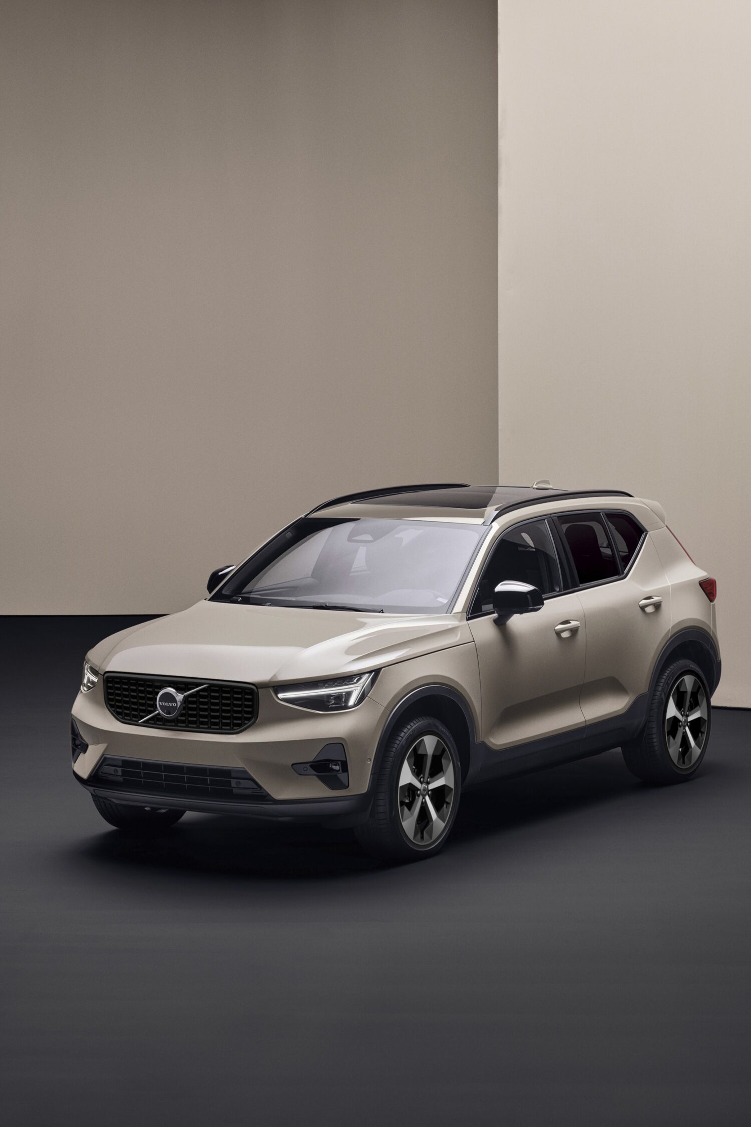 ボルボはXC40に特別仕様車ダークエディションを発売。また特別仕様車をベースとし、スウェーデン西海岸の砂丘にインスパイアされた「サンドデューン」も100台限定発売。