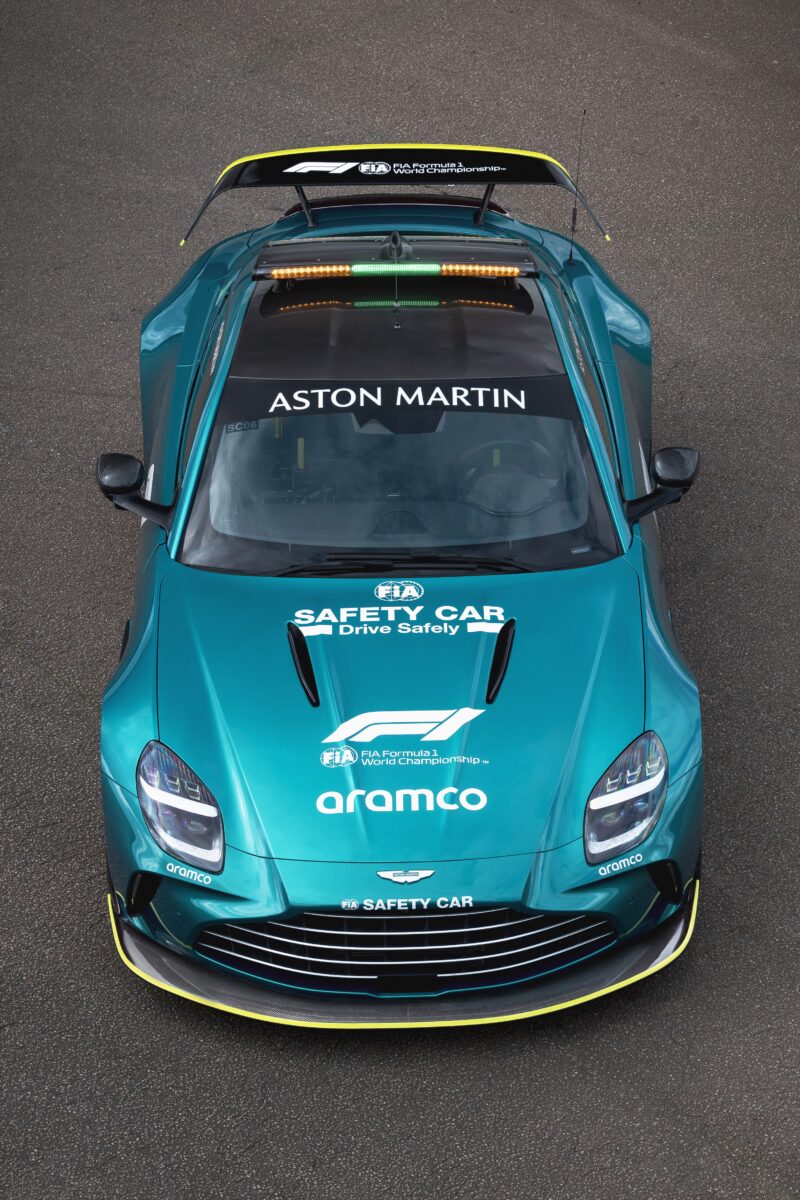 アストン・マーティン・ヴァンテージS　F1グリッド先頭で興奮を更に高める