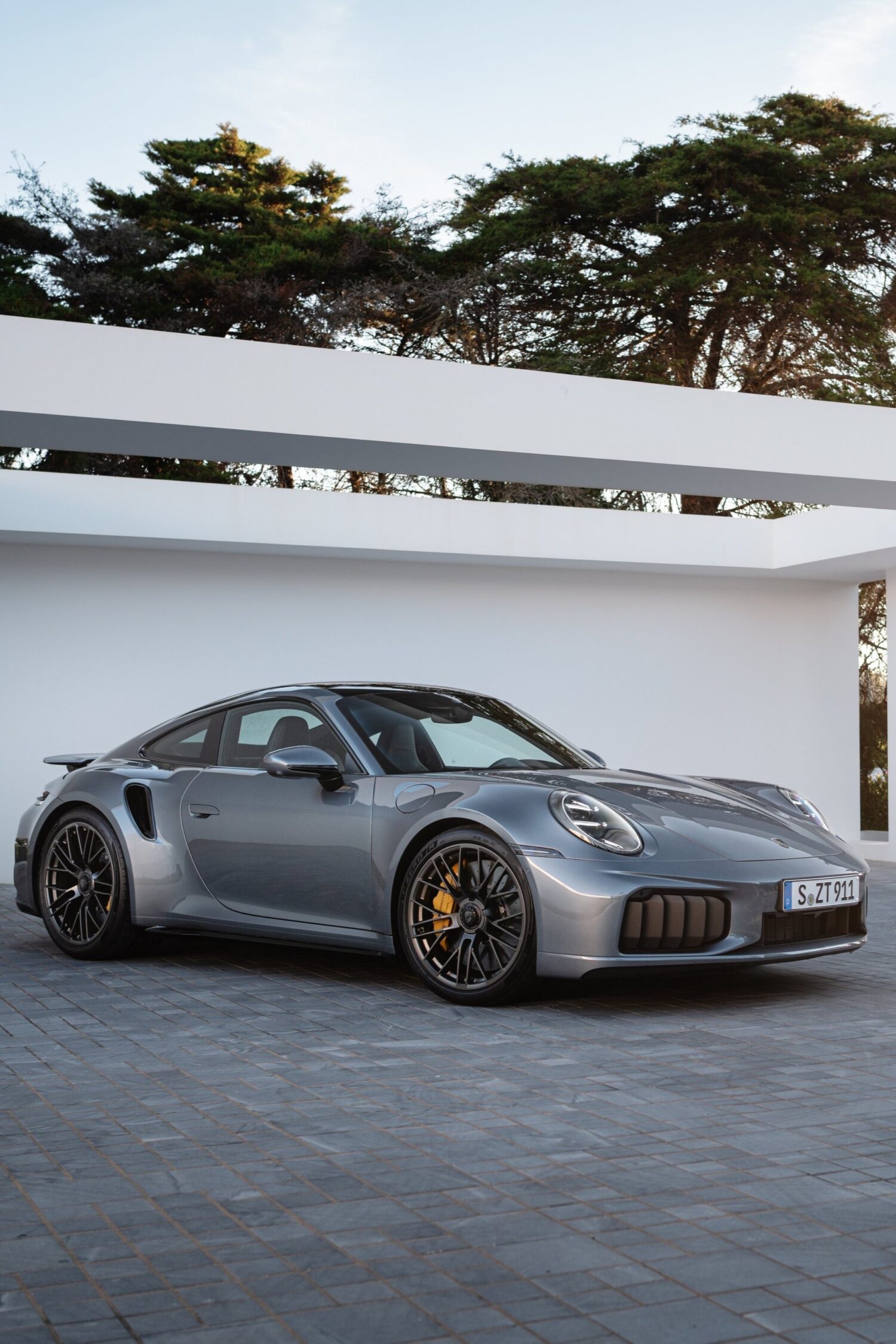 911シリーズのトップモデルである新型911ターボSは711psの4WDで、卓越したパフォーマンスと高級感、快適性、日常の使いやすさを兼ね備えたモデルとなった。