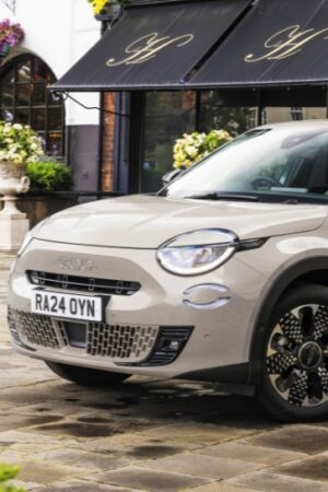 限定150台メタリックカラー採用　フィアット600ハイブリッド・クレマカプチーノ