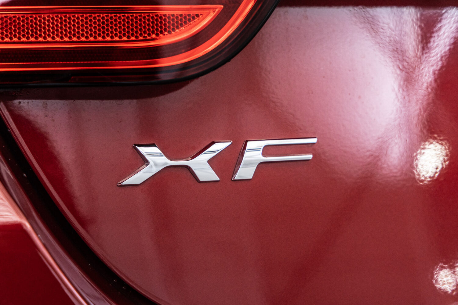 XF 2.0 プレミアム ラグジュアリー