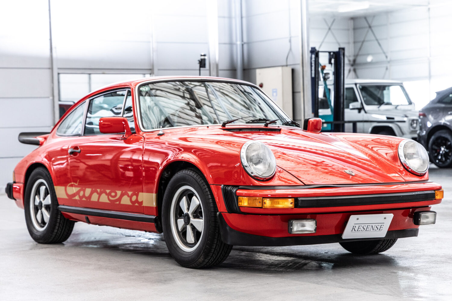 911