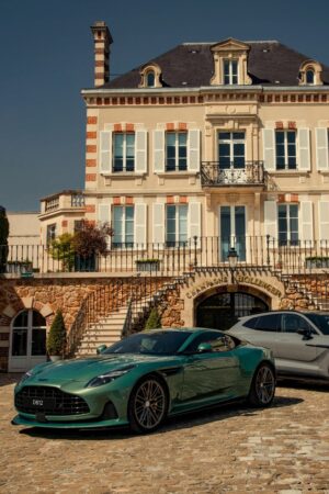 ラグジュアリー市場の最前線　アストン・マーティンとシャンパーニュ・ボランジェ