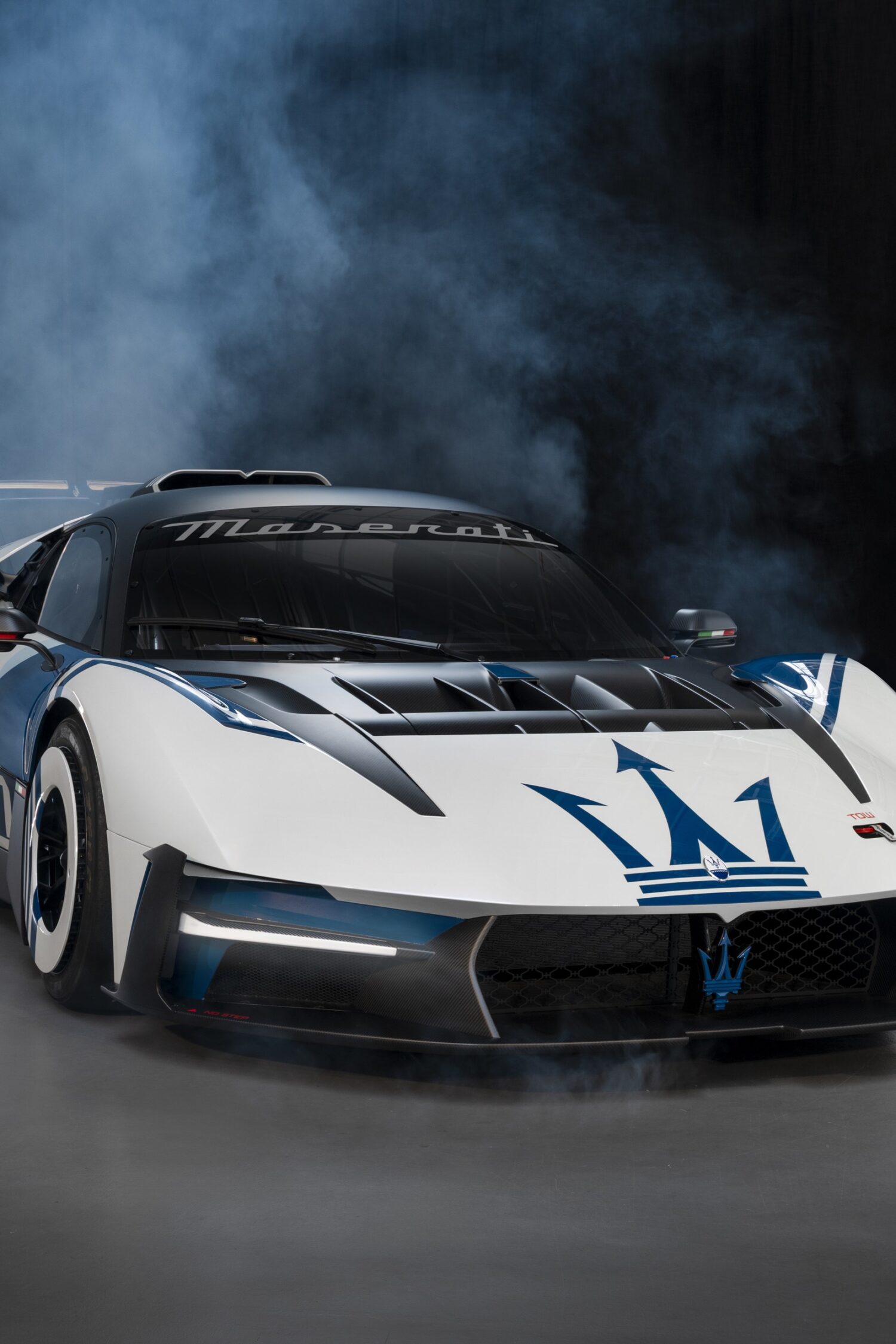 モデナのヴィアーレ・チーロ・メノッティ工場、約90年にわたりマセラティの歴史的本拠地であるこの場所が、今回MCエクストレーマの特別な納車の舞台となった。