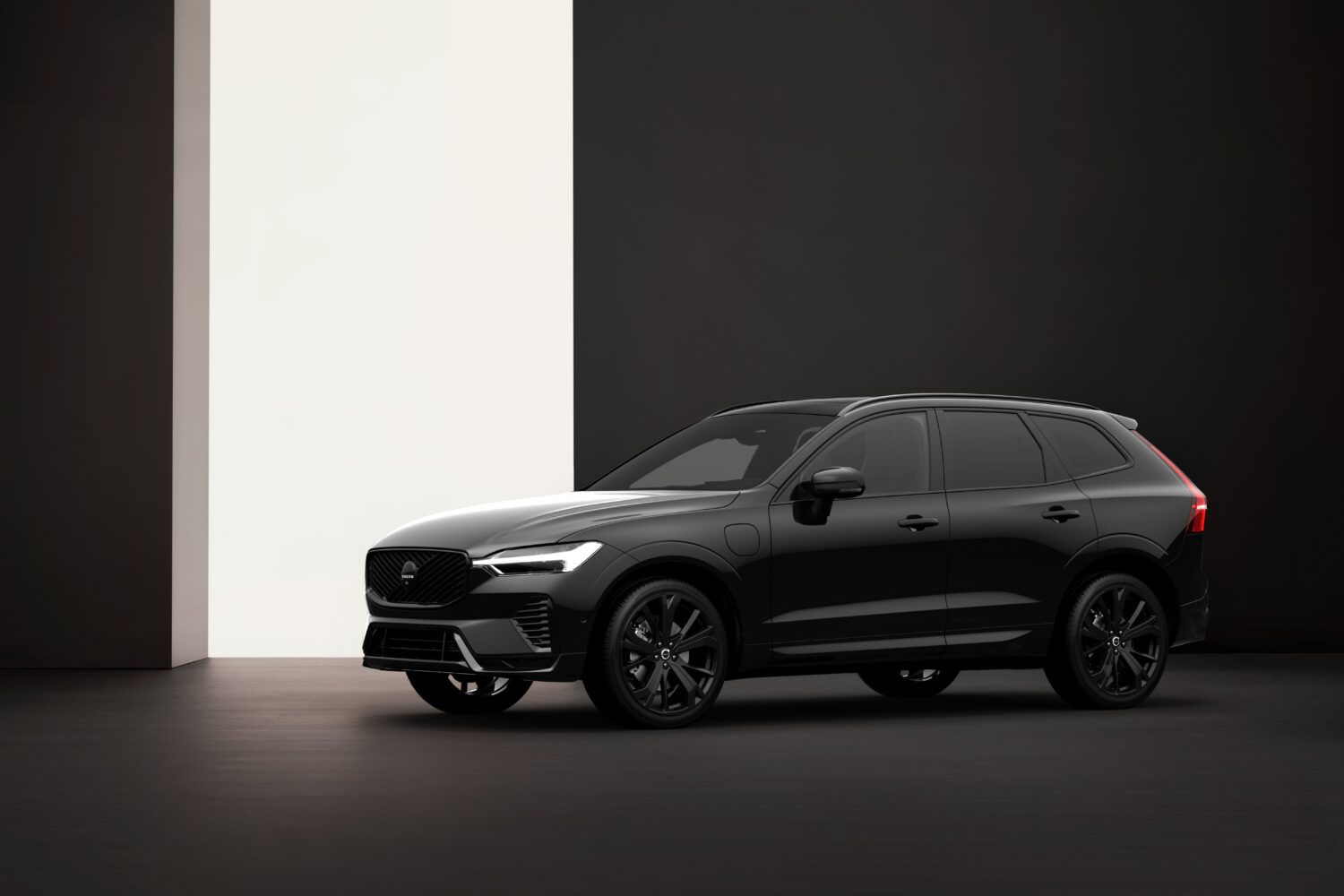 ボルボXC60ブラックエディション 黒で統一したスポーティで力強い