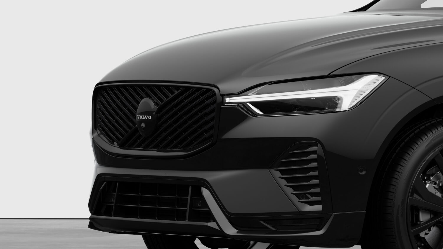 ボルボXC60ブラックエディション　黒で統一したスポーティで力強いスタイル