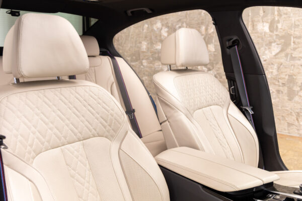 5シリーズ M550i xドライブ 4WD