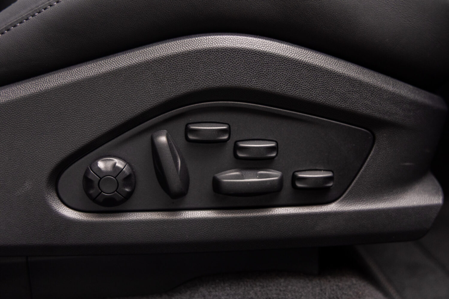 マカンエレクトロ ターボ 4WD