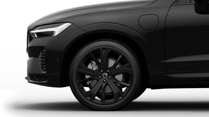 ボルボXC60ブラックエディション　黒で統一したスポーティで力強いスタイル