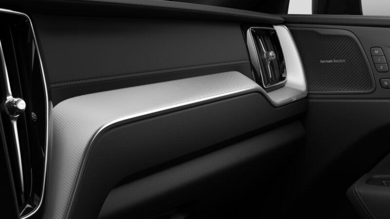 ボルボXC60ブラックエディション　黒で統一したスポーティで力強いスタイル
