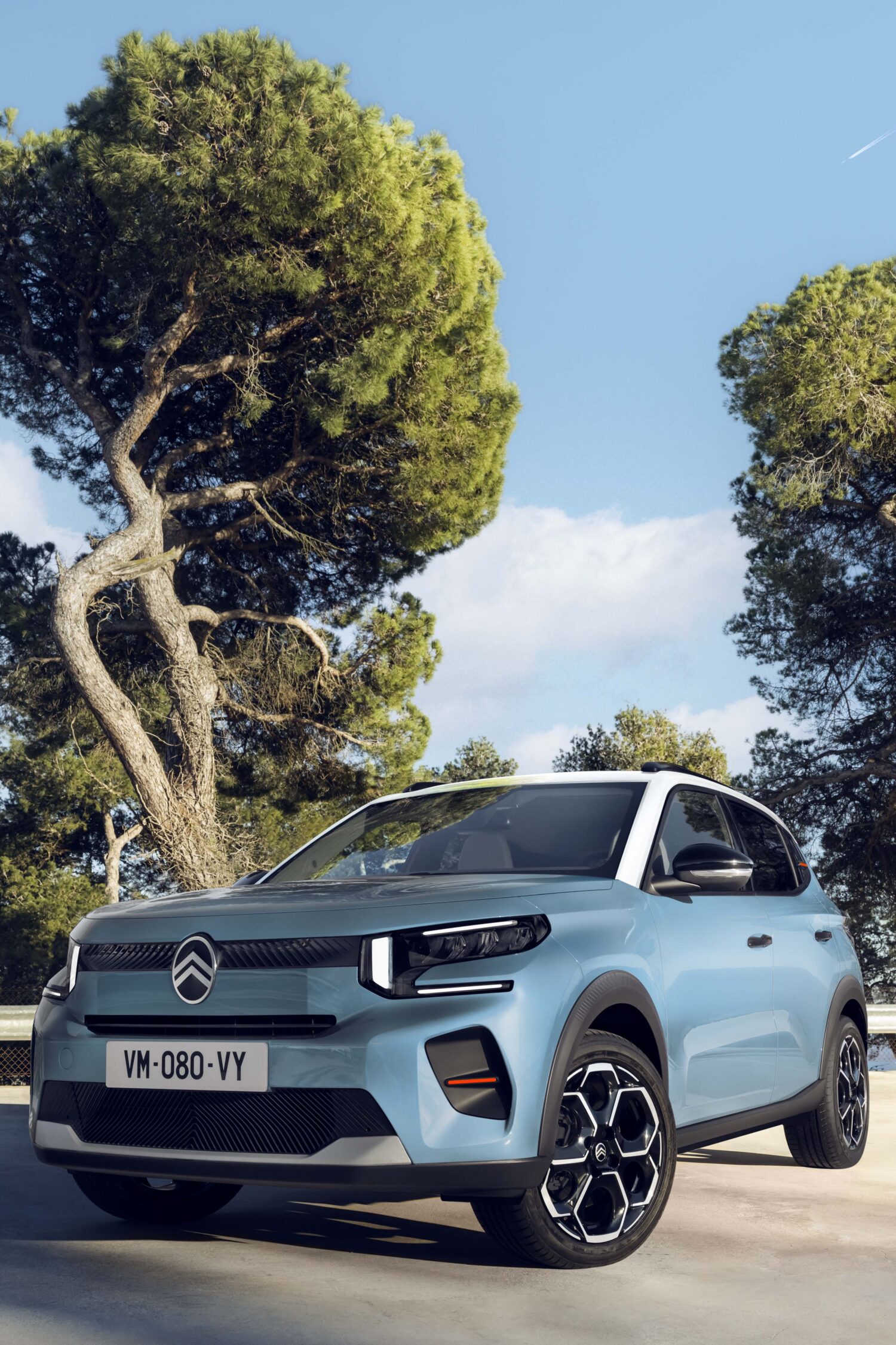 新型C3ハイブリッドは快適さを堪能できるベーシックモデルの「プラス」と、洗練された上質装備を備えたハイグレードモデルの「マックス」の2グレード展開となる。