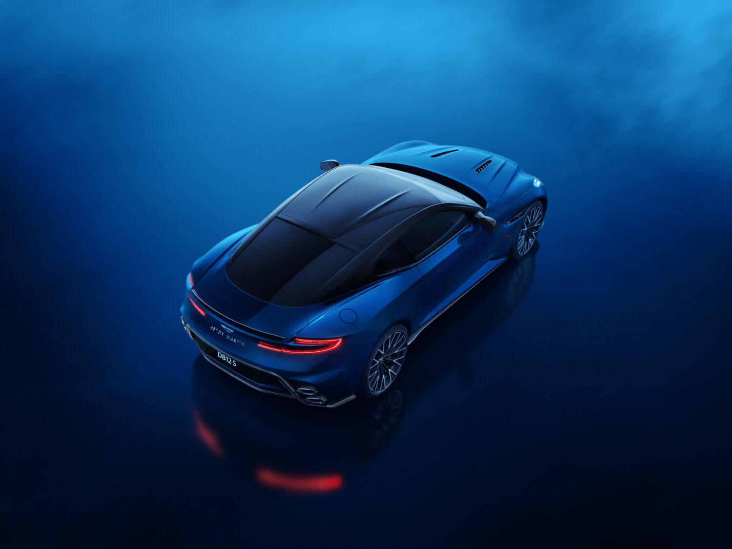 アストン・マーティンDB12 S　伝説的なDBの血統に連なるニューモデル「S」