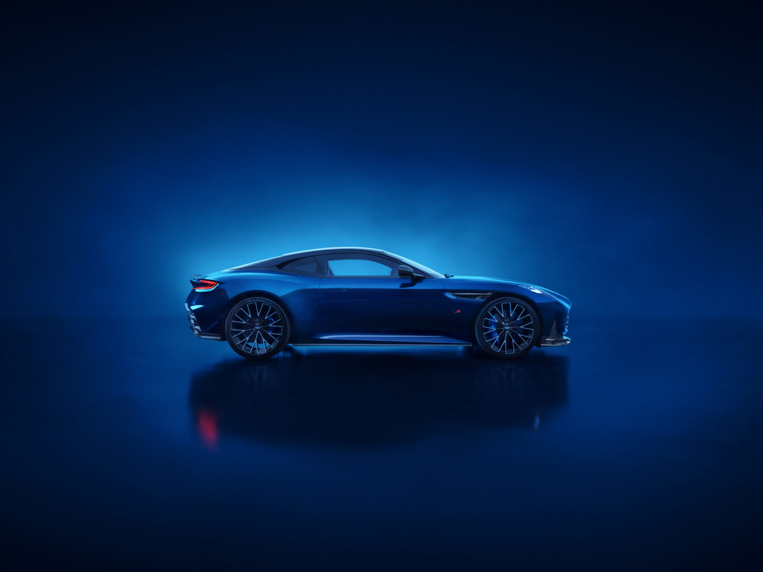 アストン・マーティンDB12 S　伝説的なDBの血統に連なるニューモデル「S」