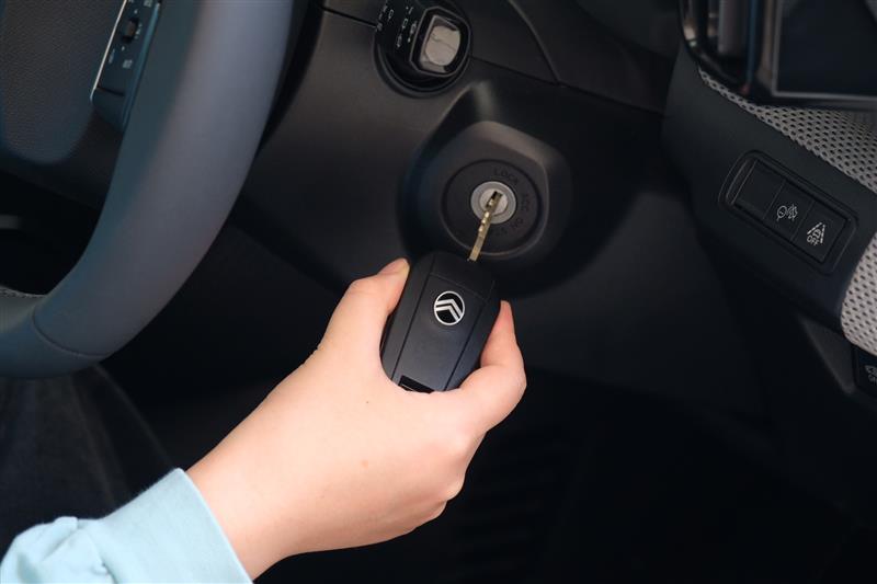 第四世代シトロエンC3ハイブリッド　2グレード展開で新しい時代を象徴