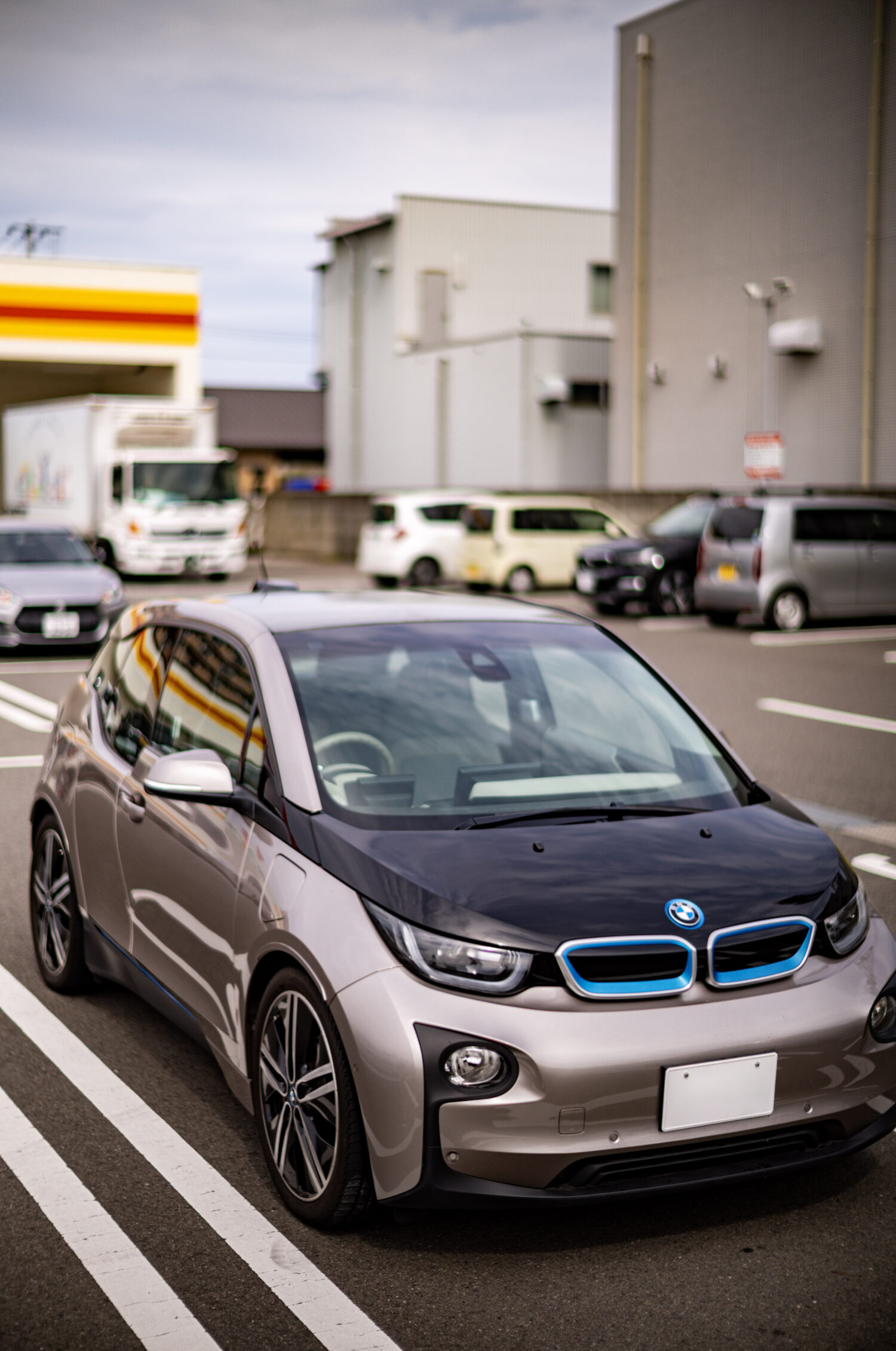 音もなく滑り出し、街をすり抜けるたびに気分が軽くなる。BMW i3は、静けさと軽さが生み出す新しい心地よさを教えてくれる。充電を気にせず動ける頼もしさと、手のひらに収まるサイズ感。いまこそ、日常の相棒として選びたい一台だ。
