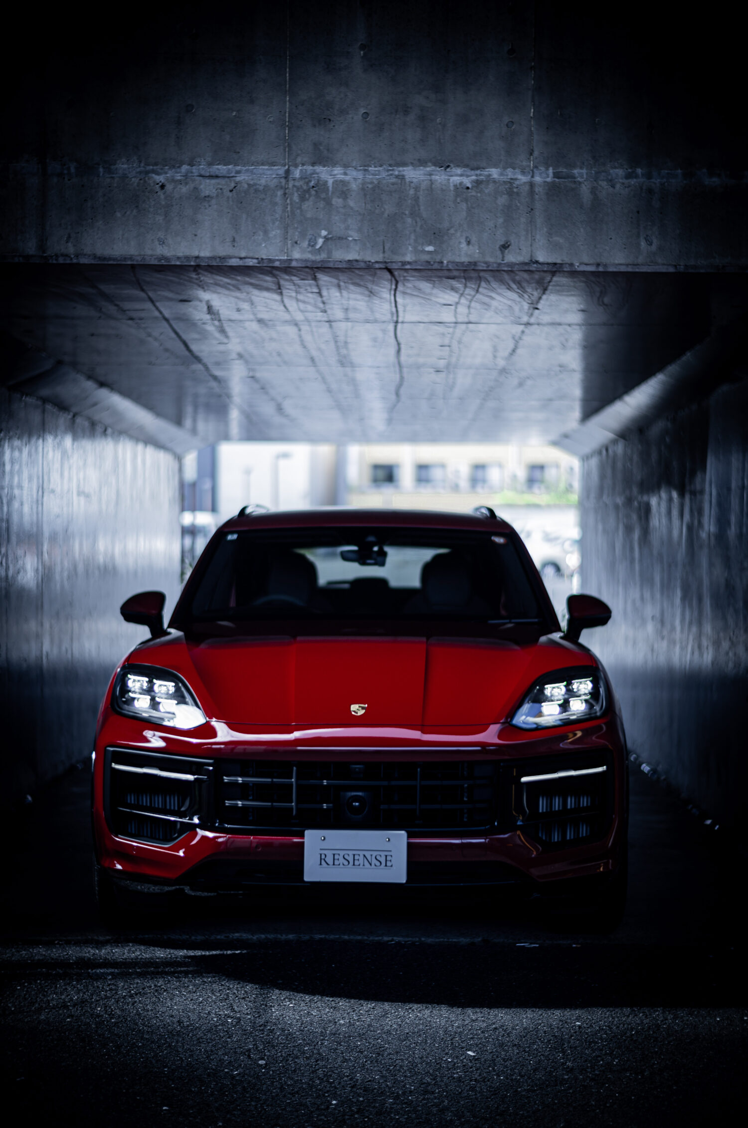 カーマインレッドに包まれたカイエンGTS。SUVでありながら、ポルシェらしい走りと存在感を両立する。20年の進化を経て、“真っ赤なポルシェ”は新しいかたちで息づいている。