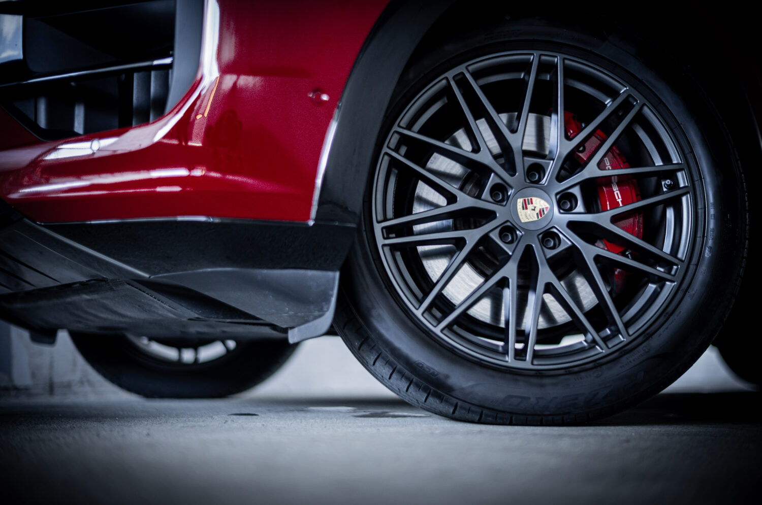 ポルシェ・カイエンGTS(4WD/8AT)真っ赤なポルシェ