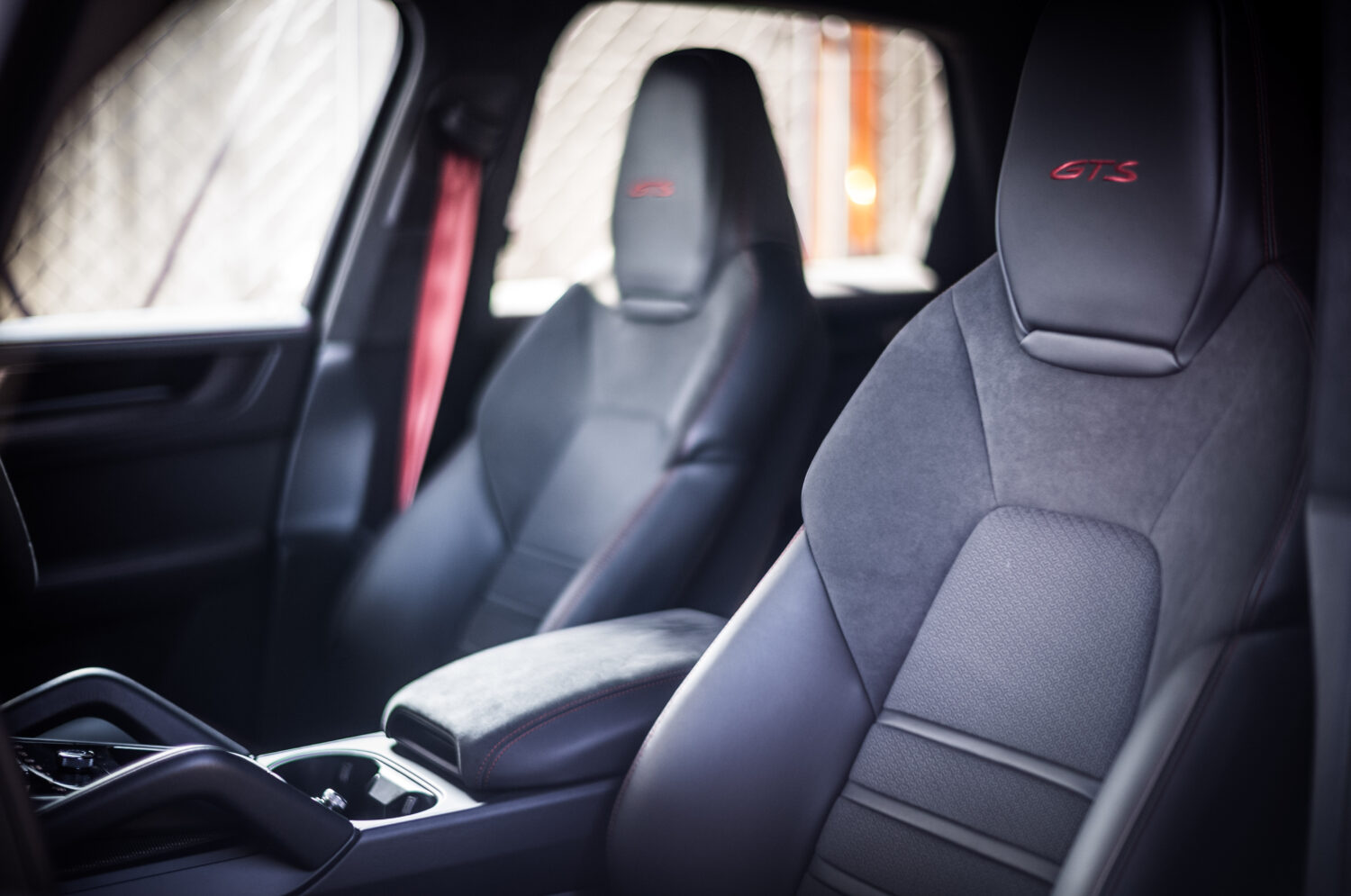 ポルシェ・カイエンGTS(4WD/8AT)真っ赤なポルシェ