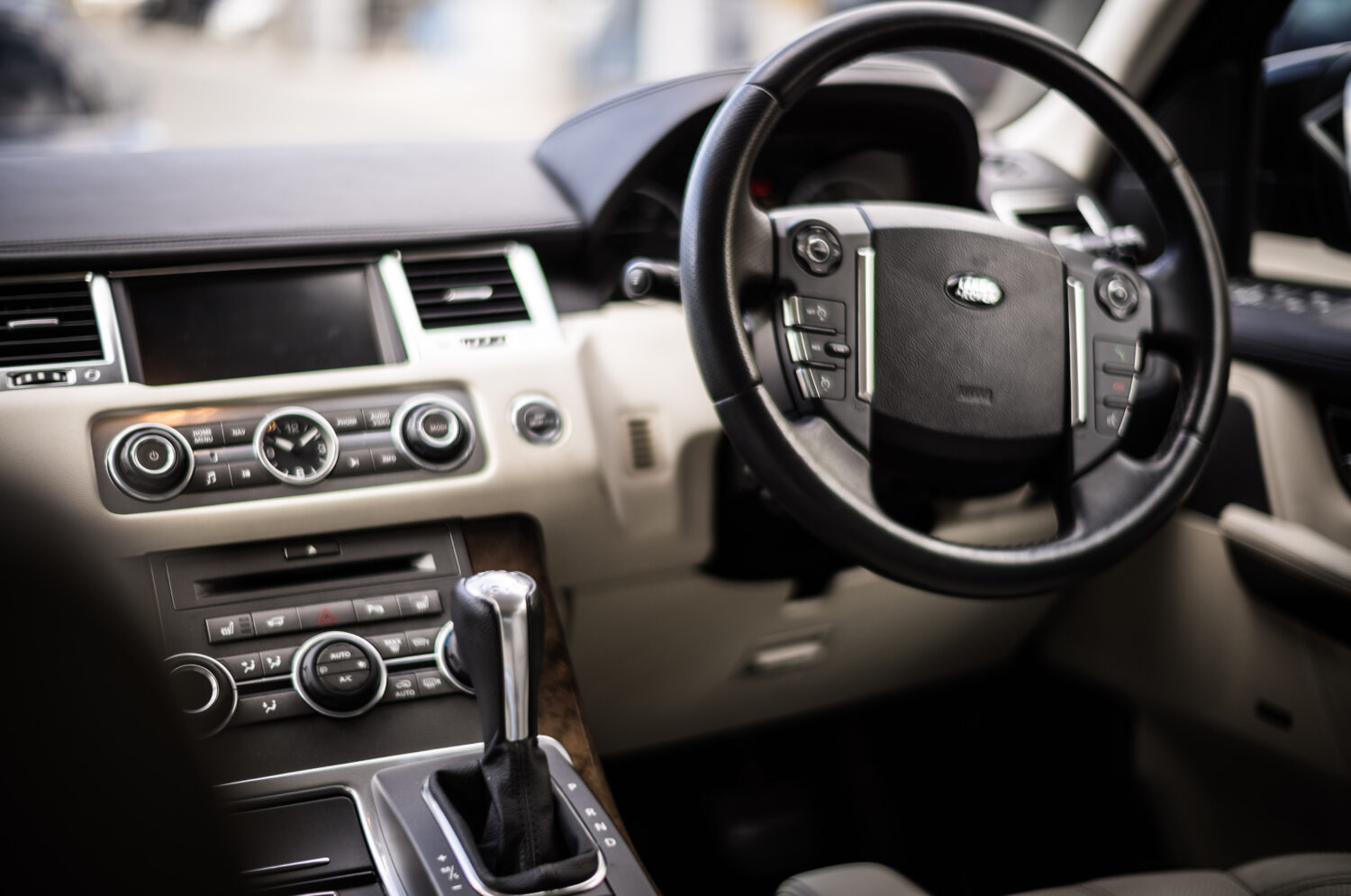 レンジローバースポーツ 5.0 V8 スーパーチャージド(4WD/6AT)英国の粋を味わう