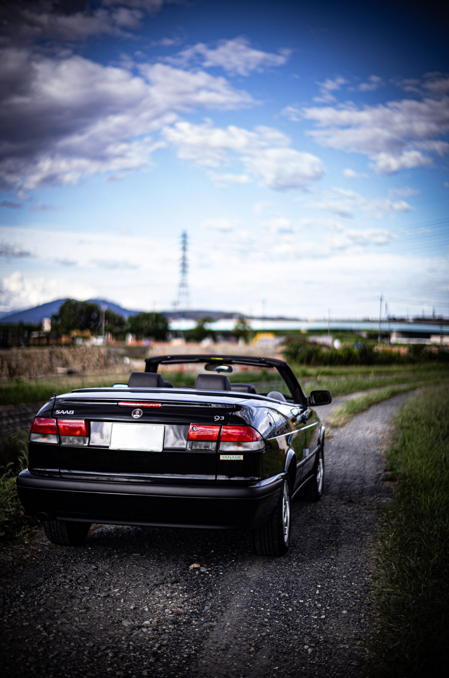 北欧の知性と柔らかな空気感をまとうサーブ9-3カブリオレ。E46やCLKとは異なる言語で存在を語り、20年を経ても現実的に選べるネオクラシックだ。