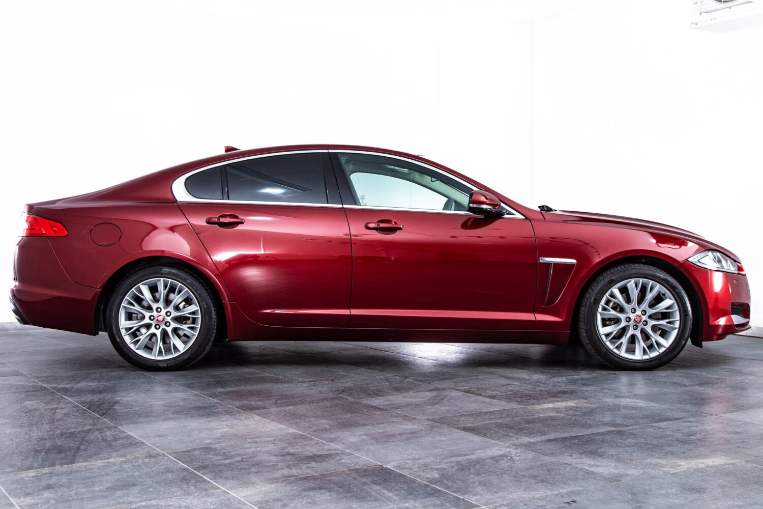 XF 2.0 プレミアム ラグジュアリー