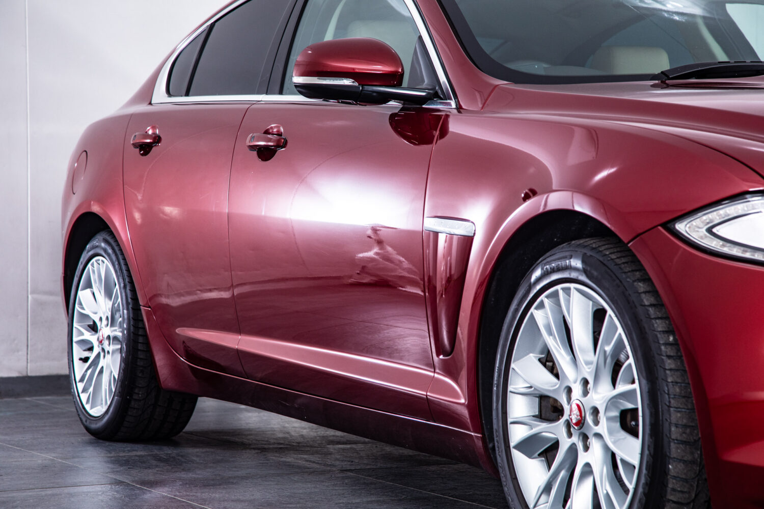 XF 2.0 プレミアム ラグジュアリー