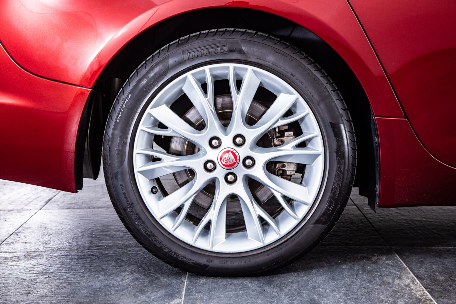 XF 2.0 プレミアム ラグジュアリー